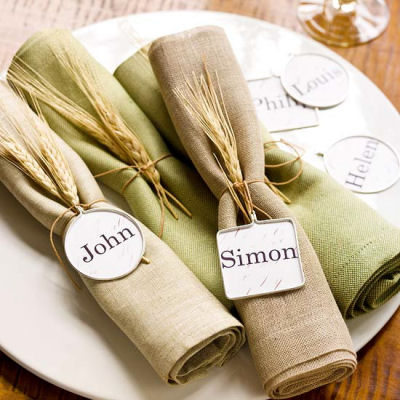 personalized napkins Anéis de guardanapo e marcadores de lugar juntos. Tão rústico com o trigo!