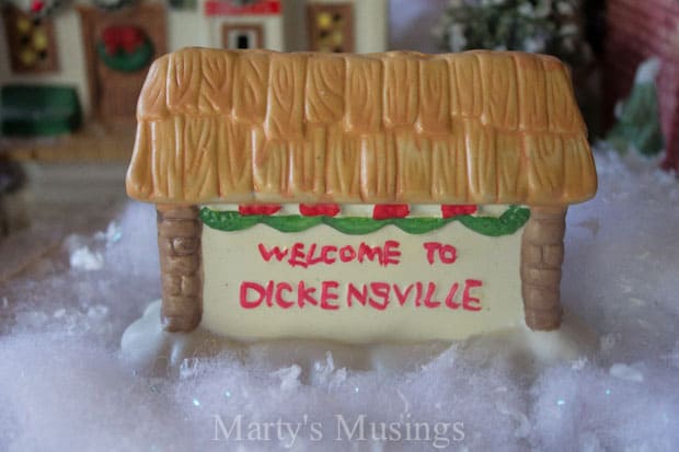 Placa de boas-vindas a Dickensville em uma vila de Natal em miniatura