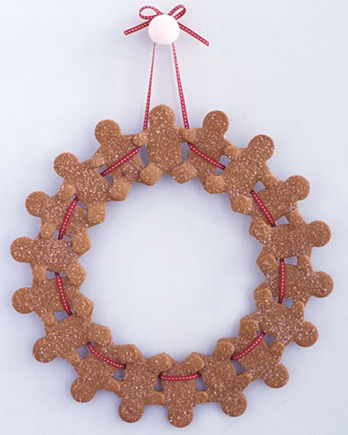 Guirlanda do Homem de Gengibre do marthastewart.com em uma porta branca.