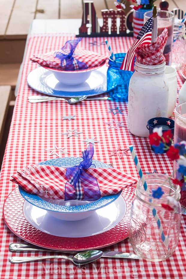 Uma mesa com pratos de comida sobre um prato, com ideia