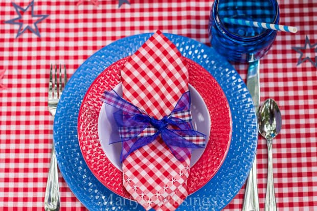 Uma mesa com fundo azul