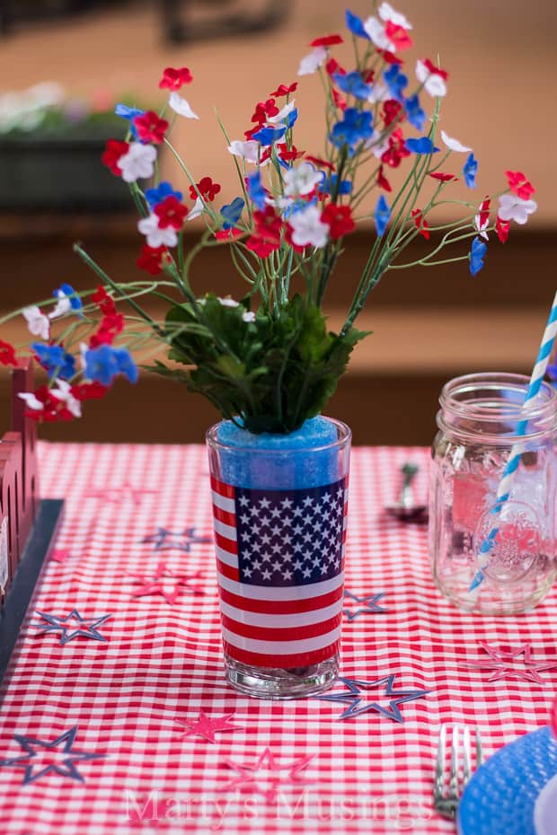 Um vaso de flores sobre uma mesa