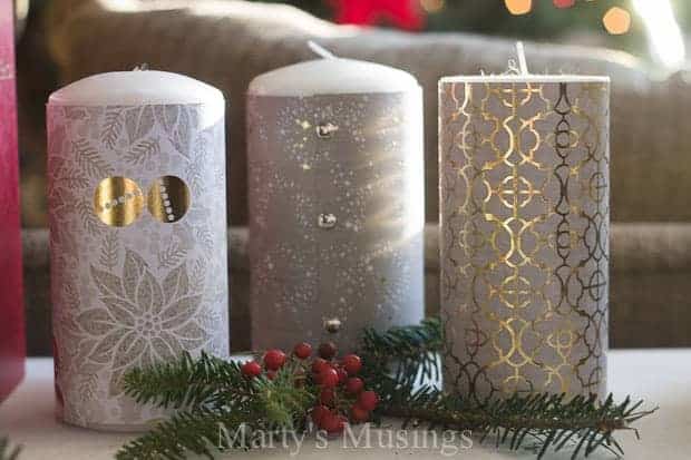 Velas altas embrulhadas em papel scrapbook dourado