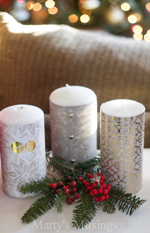Uma xícara de café sobre uma mesa, com decoração de Natal e um enfeite