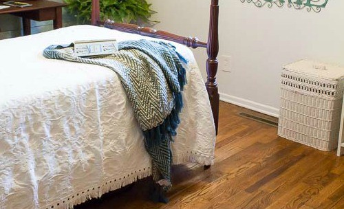 Uma cama grande em um cômodo