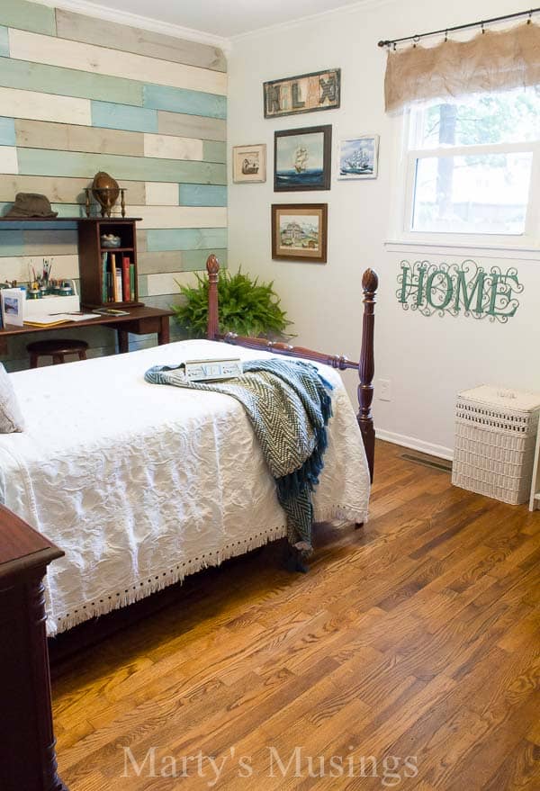 Um quarto com uma cama e uma mesa em um ambiente