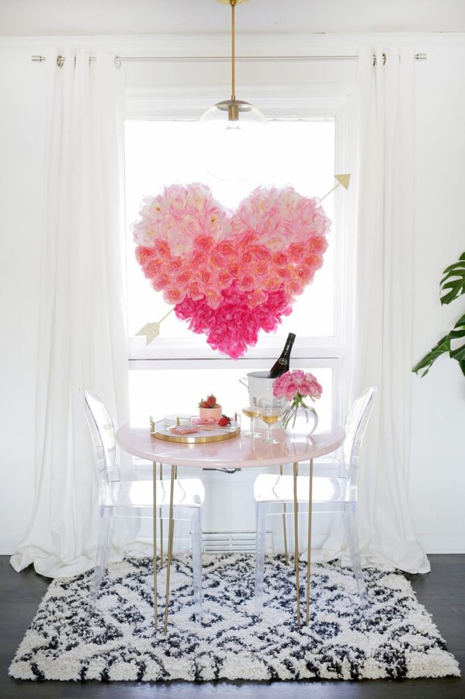 Decoração de janela com coração franzido em rosa, vermelho e branco