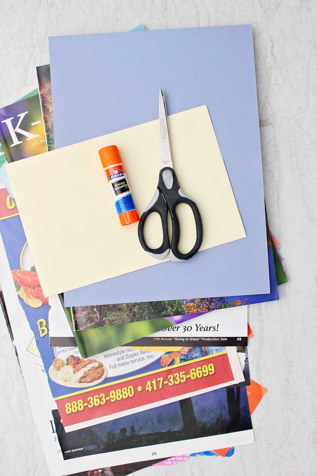 Papel, páginas de revista, cola e tesoura - tudo que você precisa para fazer um cartão de colagem para o Dia dos Pais!
