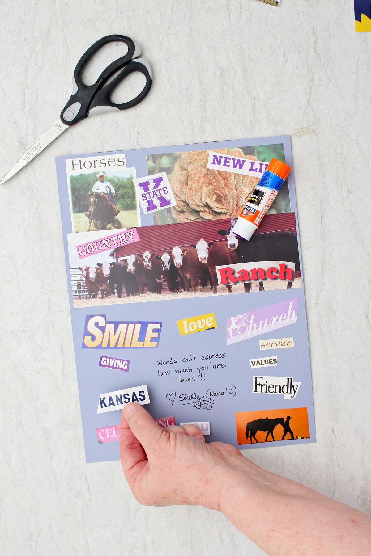 Pessoa colando uma palavra cortada de uma revista que diz "Kansas" junto com outras palavras e fotos cortadas de uma revista.