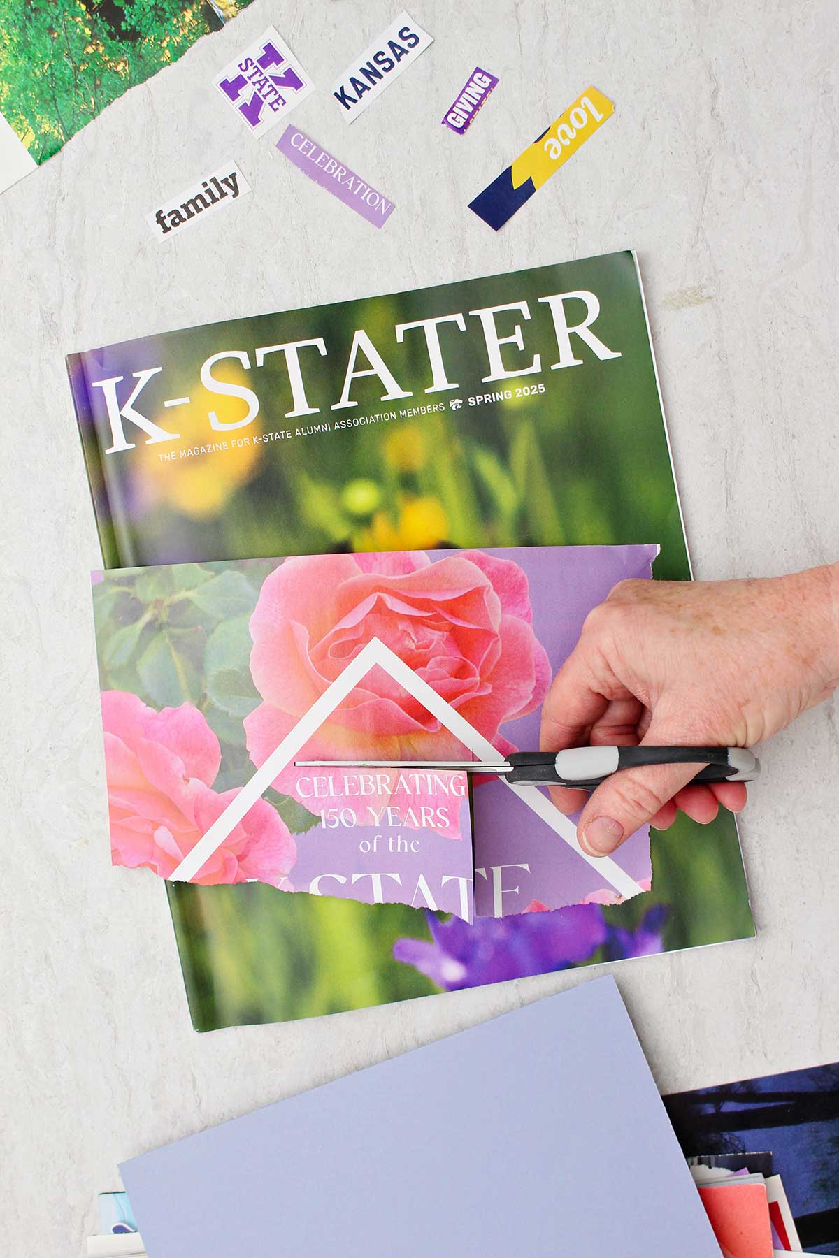 Pessoa recortando algumas palavras de uma revista K-Stater para seu cartão do Dia dos Pais.