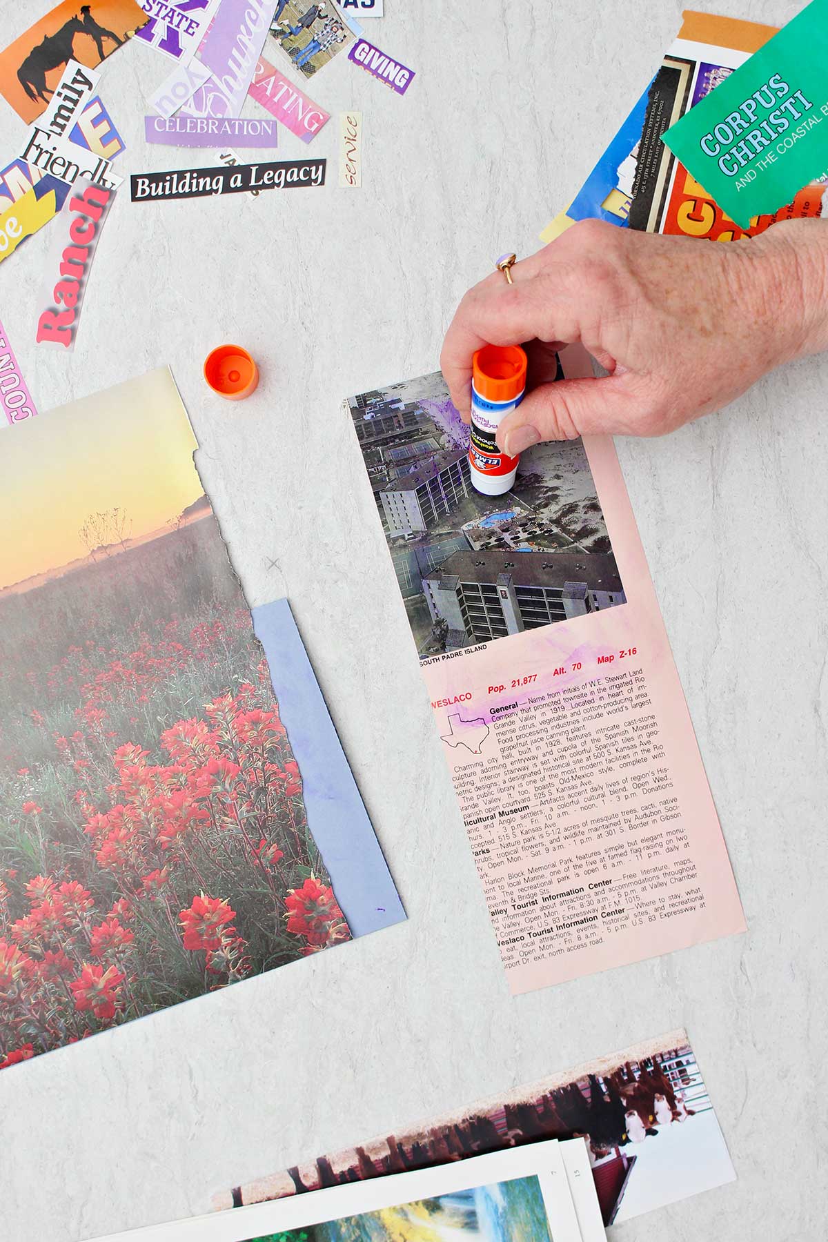 Pessoa colando a parte de trás de um recorte de revista para seu cartão do Dia dos Pais.