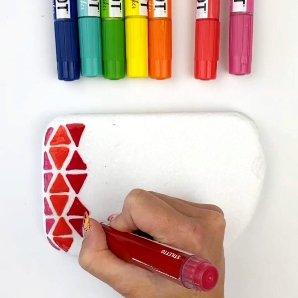 Desenhando os triângulos com canetas de tinta