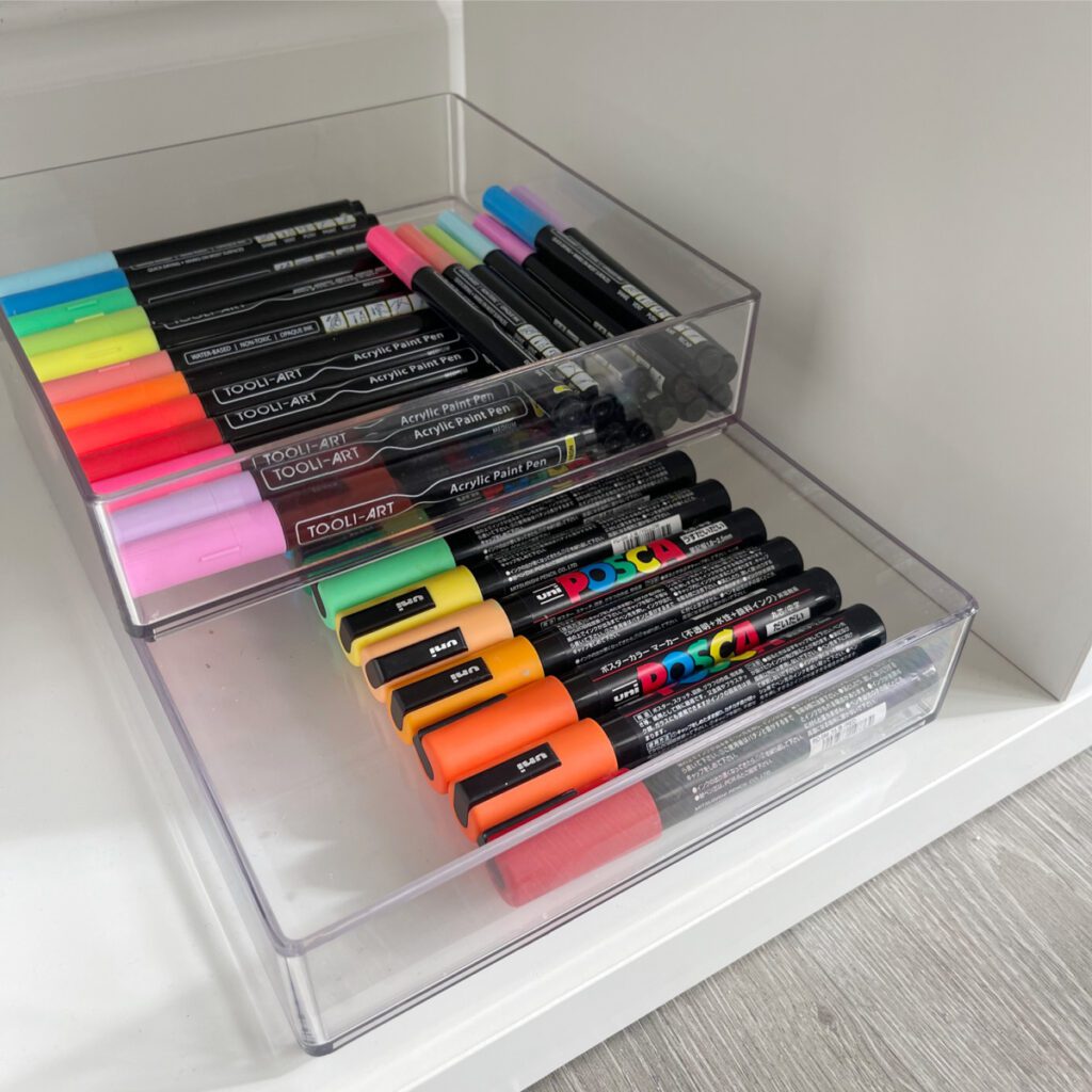 Organização do Quarto de Artesanato utilizando recipientes acrílicos para armazenar canetas