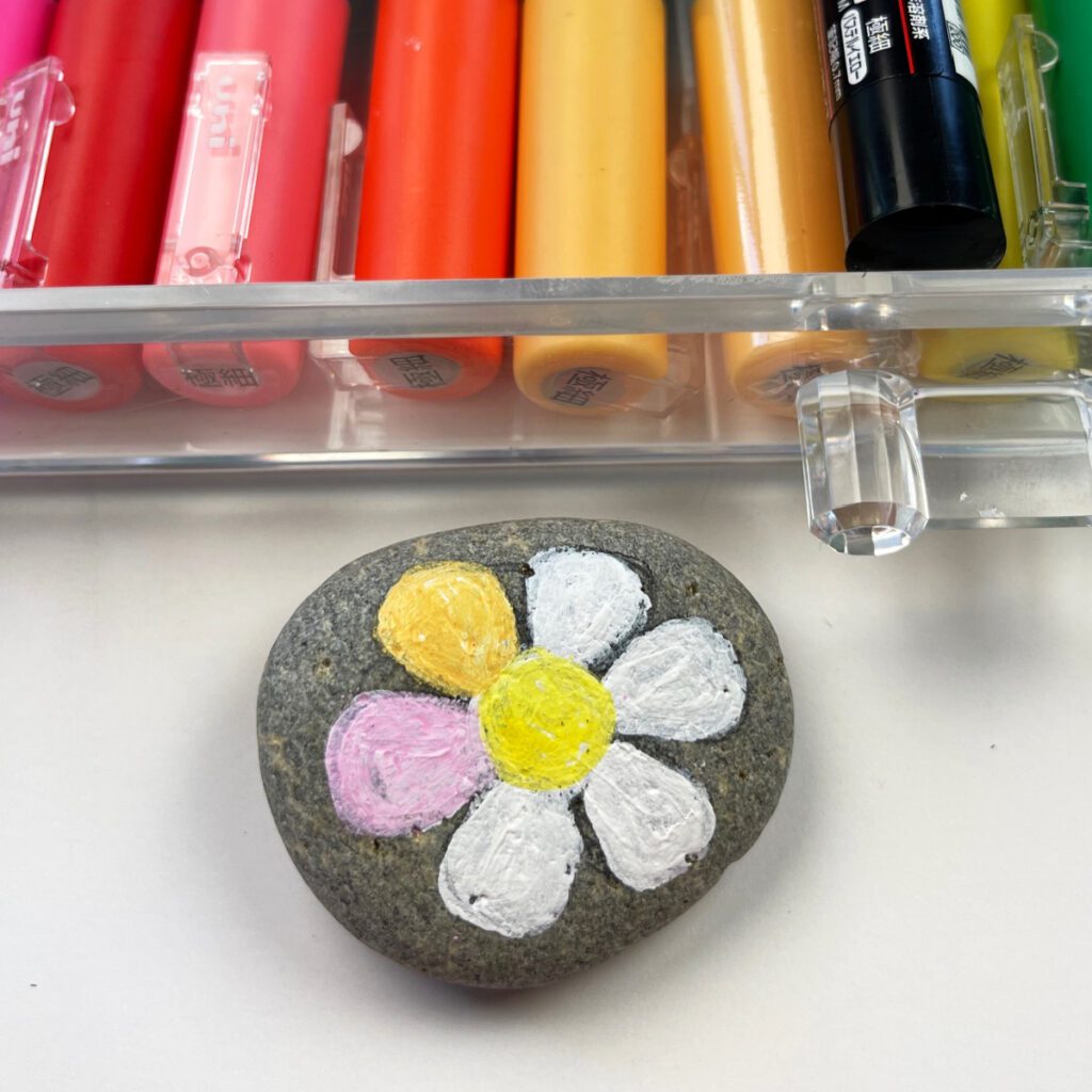 Pintando sobre o design branco com cores