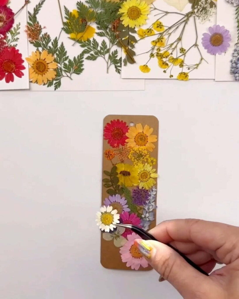flores secas dispostas em um marcador de livro