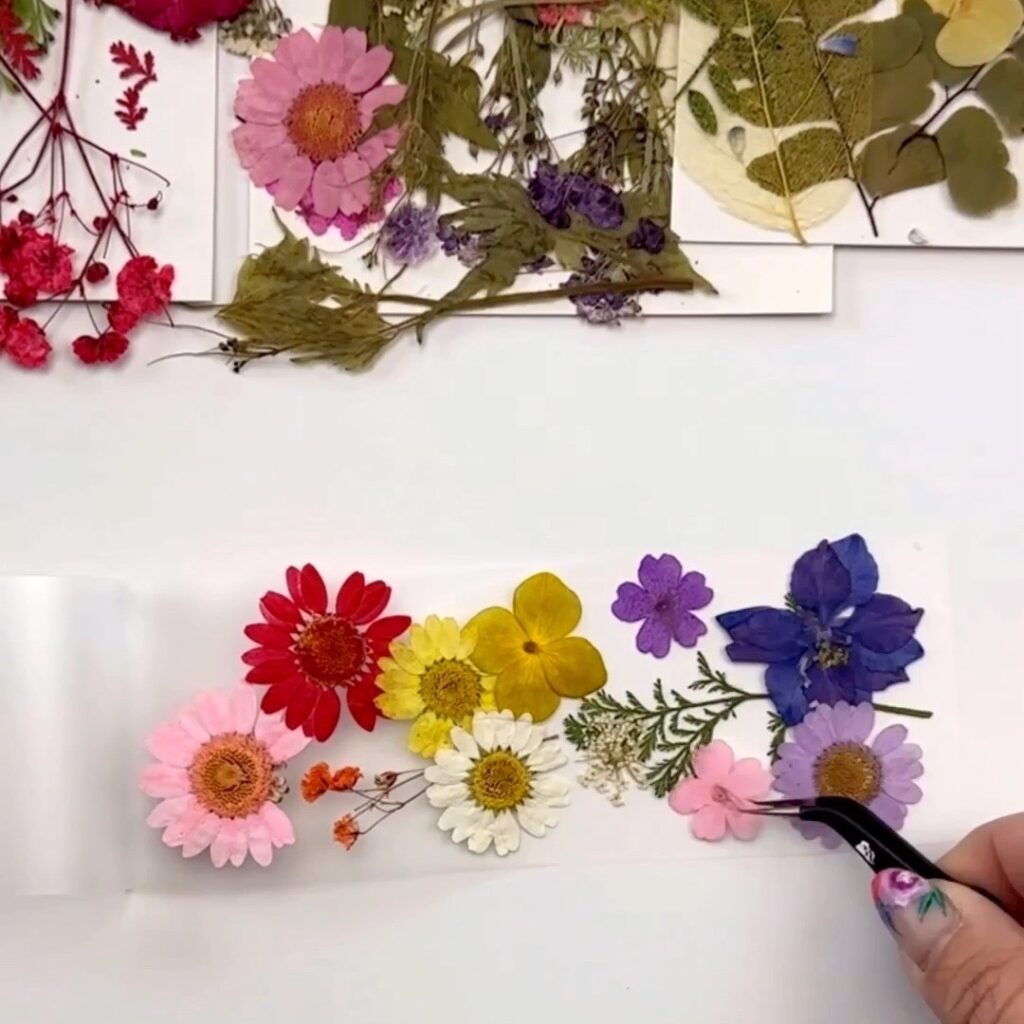 marcador de livro transparente com flores secas