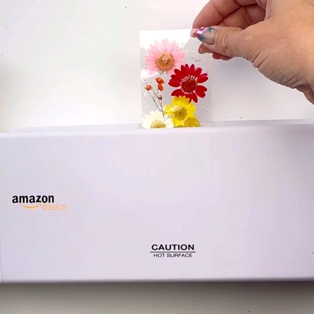 marcador de página com flores sendo laminado