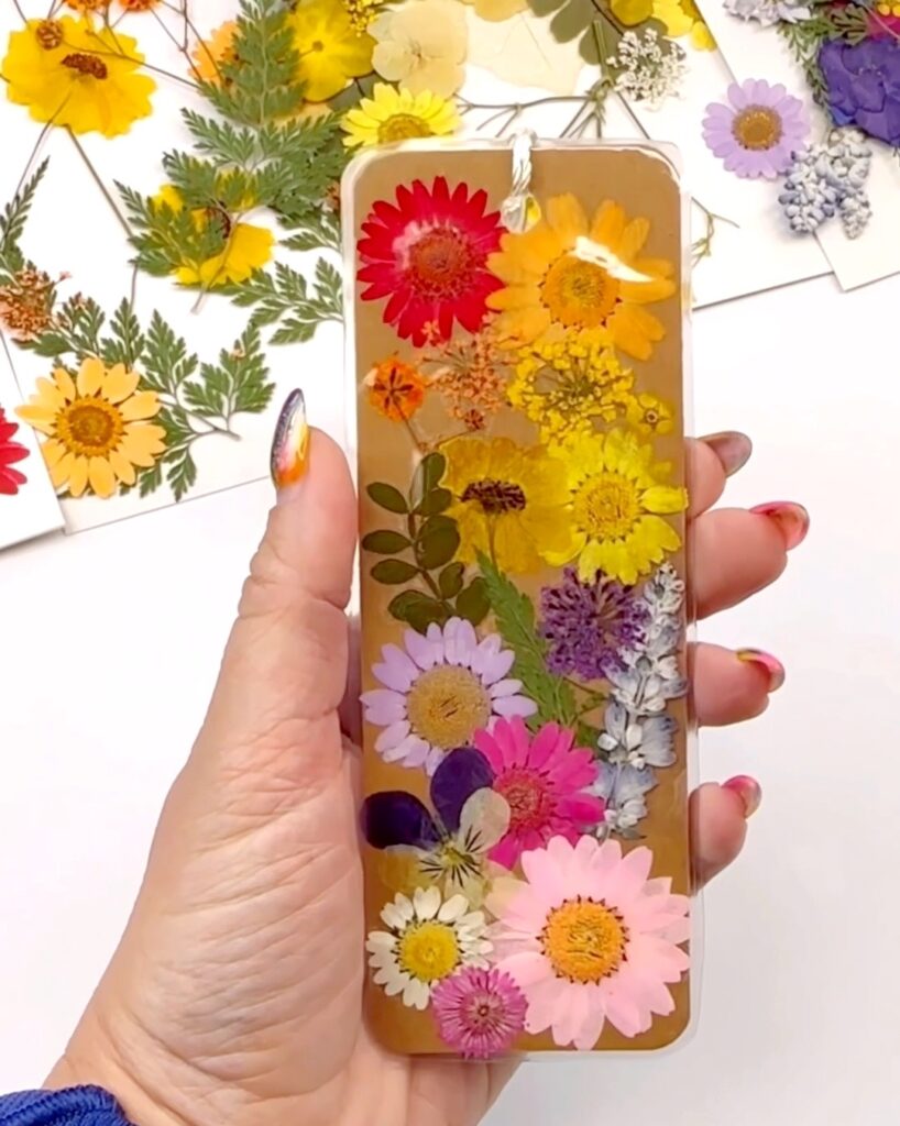 marcador de livro colorido com flores secas