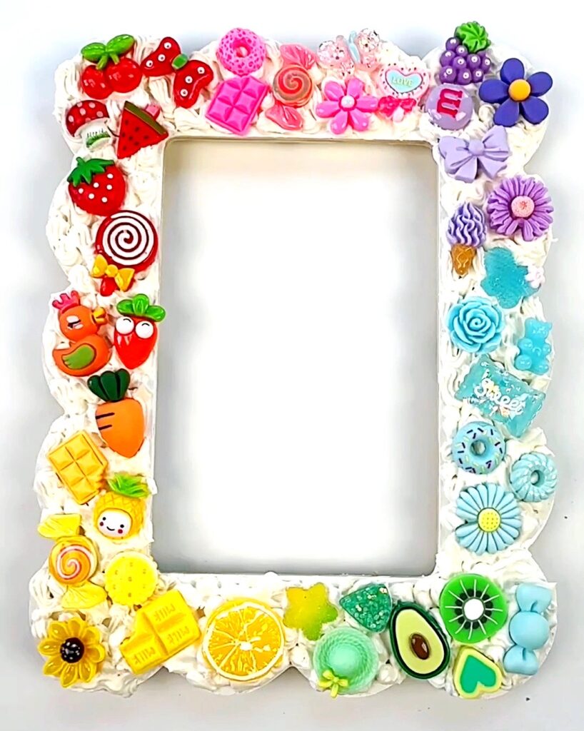 Artesanato de moldura de fotos DIY coberta com glacê de argila e enfeites