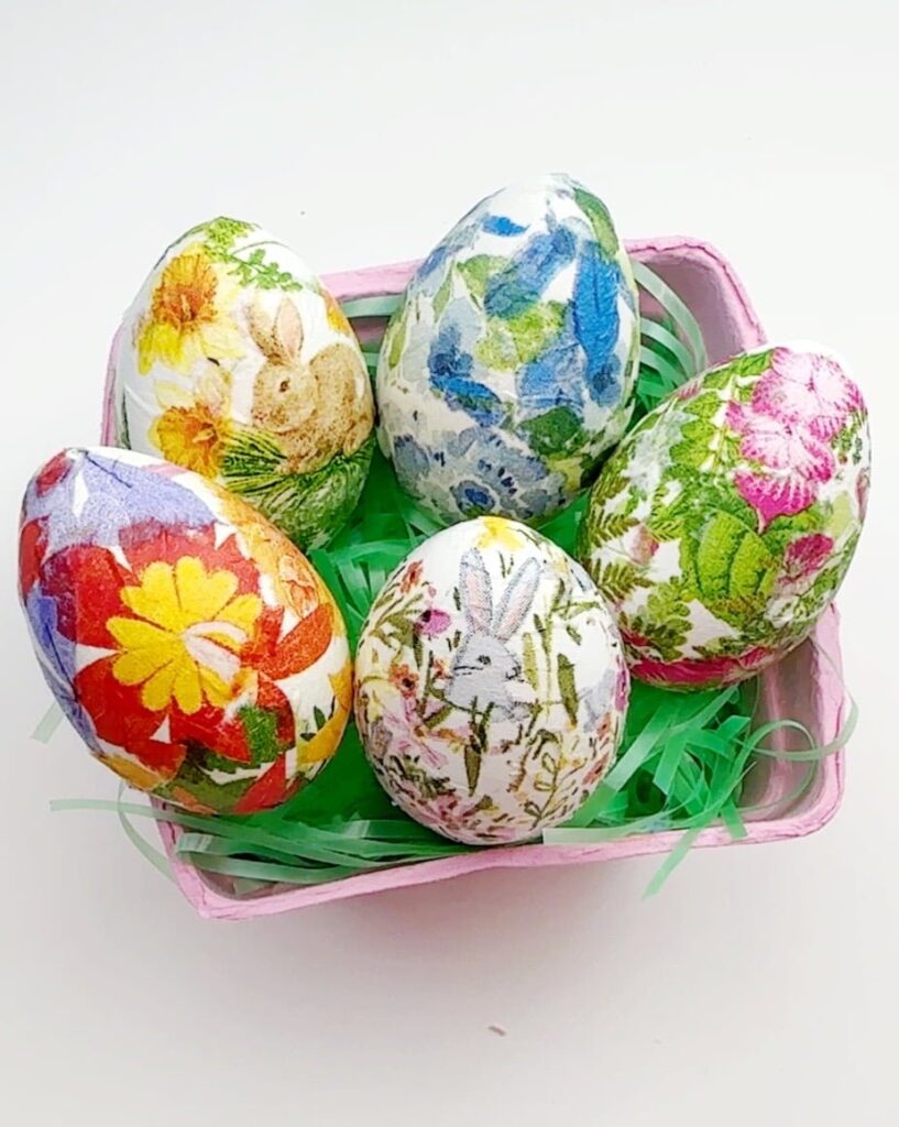 Ovos de Páscoa decorados com toalhas de papel