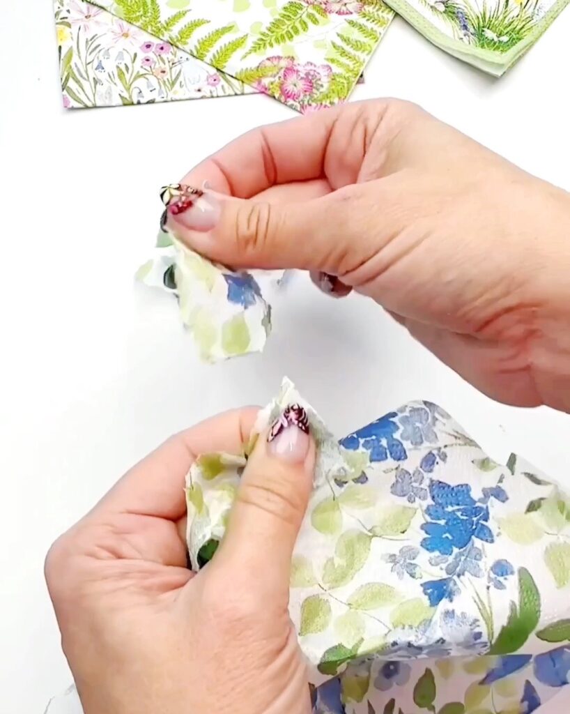 Rasgue as toalhas de papel em pequenos fragmentos