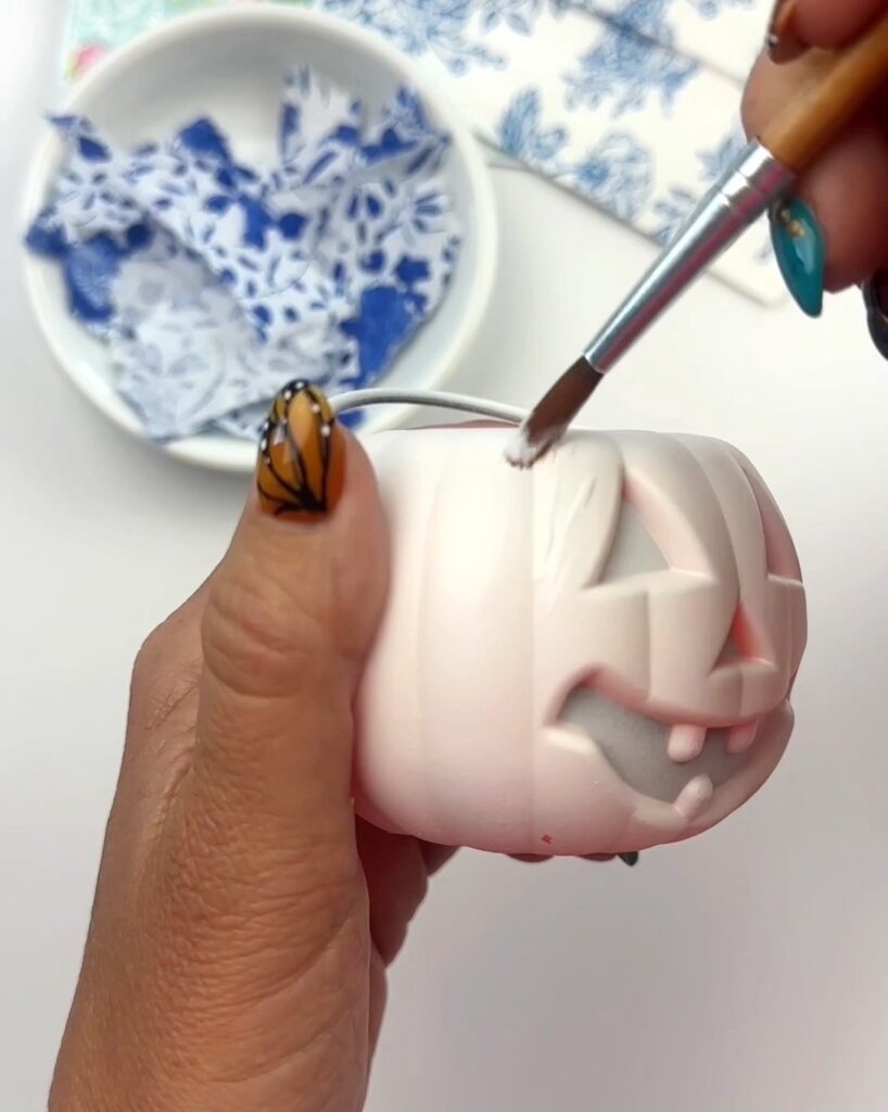 adicionando mod podge para toalhinhas de decoupage