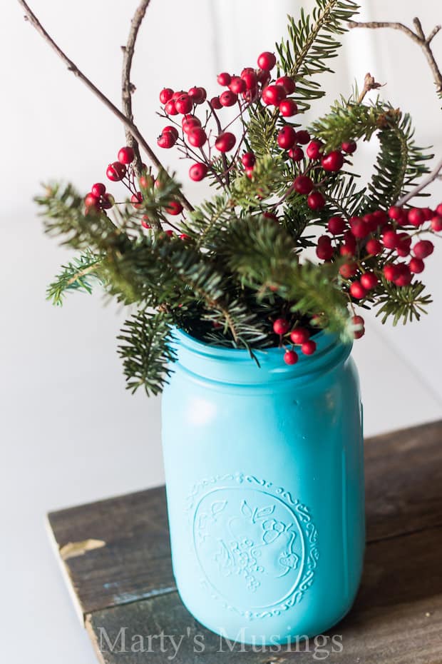 Um buquê de flores em um vaso em uma mesa