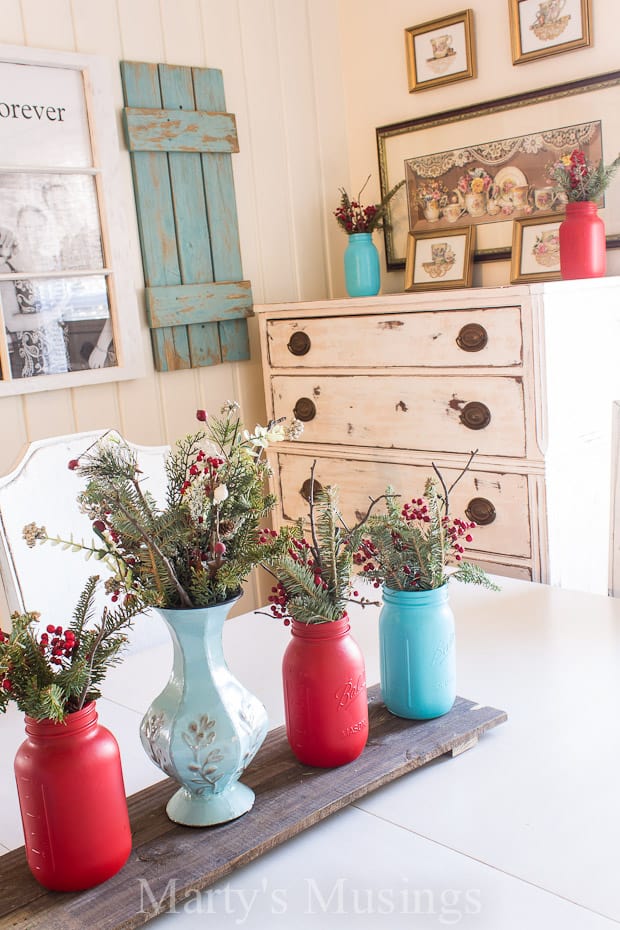 Um vaso cheio de flores rosas em uma mesa