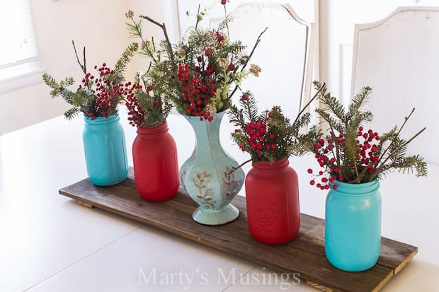 Um vaso de flores em uma mesa