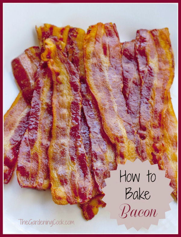 Fatias de bacon assado em um balcão branco com as palavras Como Assar Bacon