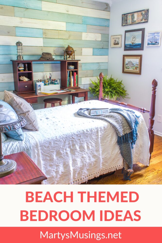 Cama vintage com roupa de cama branca ao lado de uma parede azul de tábuas