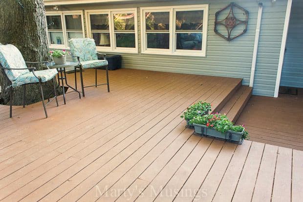 Uma cadeira em frente a uma casa no deck dos fundos