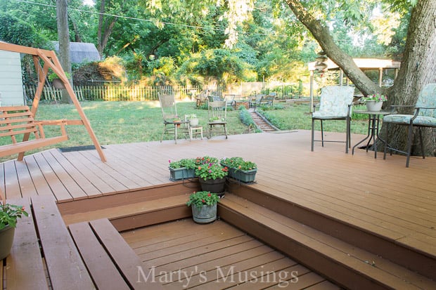 Os leitores queriam saber se o produto de restauração Behr Deckover cumpria as promessas de cobertura a longo prazo. Esses proprietários de casa DIY estão de volta com uma atualização.