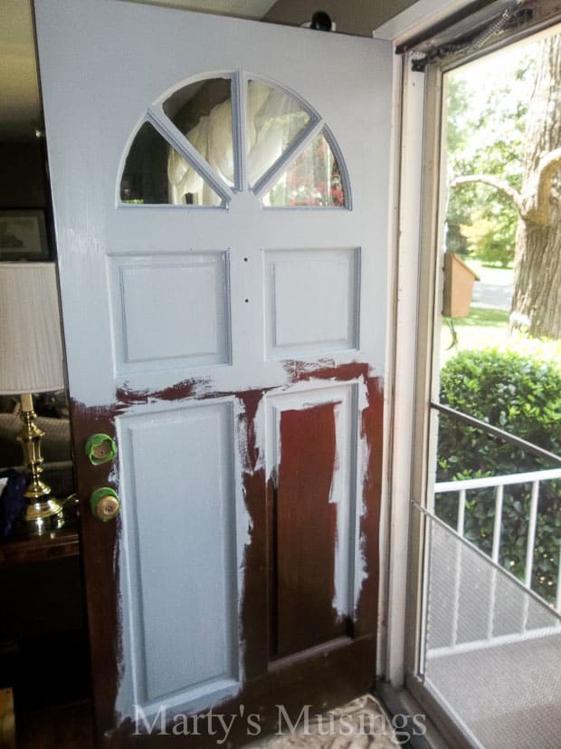 Uma porta com uma janela