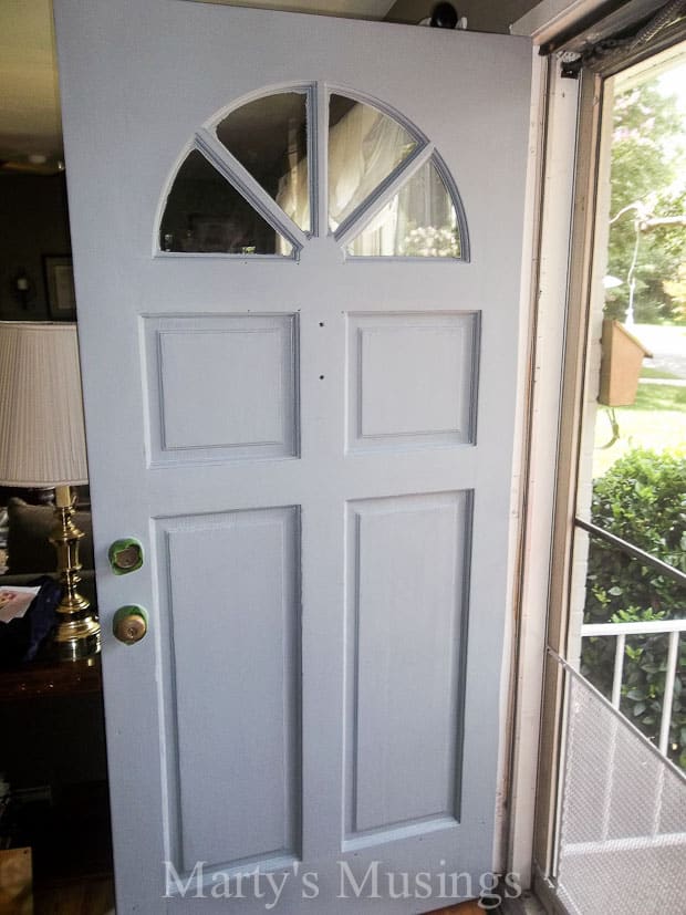Uma porta com uma janela