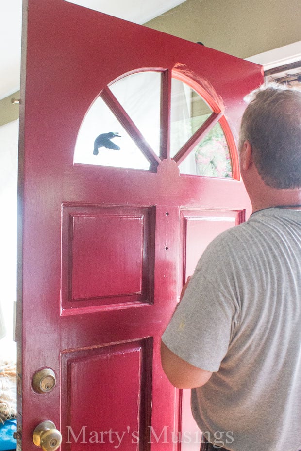 Um homem em frente a uma porta