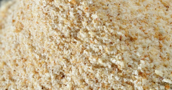 Pão amanhecido ralado transformado em farinha de rosca