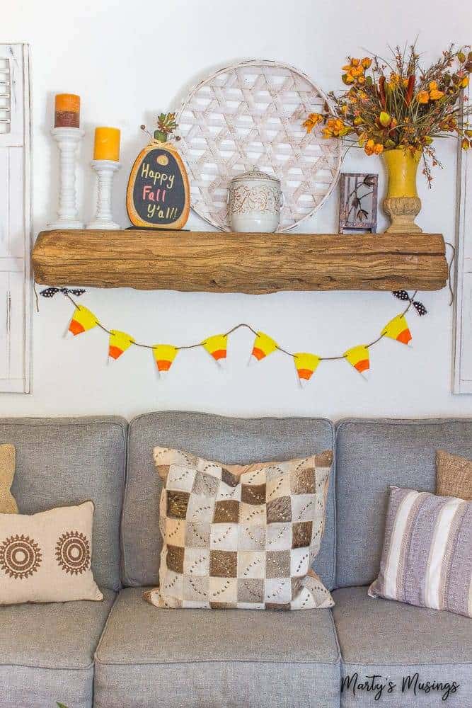 Quer um artesanato fácil de Halloween ou de outono? Este banner de candy corn é super fácil e feito com um prato de papel! Perfeito para crianças! banner de candy corn usando um prato de papel