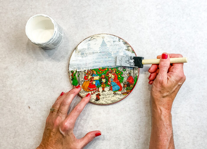 Pintando a tampa de uma lata vintage de Natal