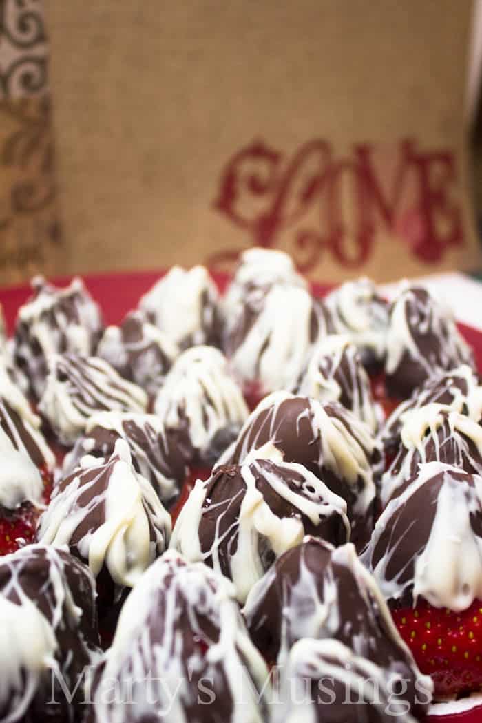 Morangos cobertos com chocolate de Marty's Musings
