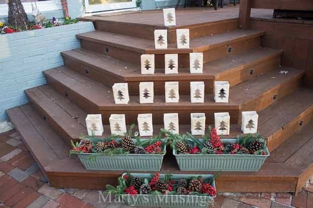 Luminárias em formato de árvore de Natal para seu deck ou varanda com luminárias moldadas e vasos.