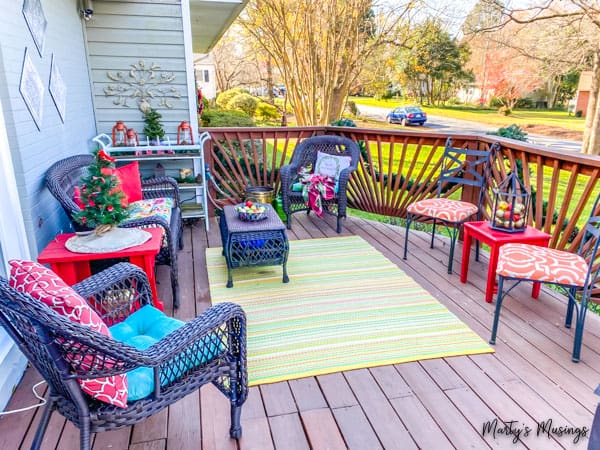 Deck decorado para o Natal com decorações azuis e vermelhas