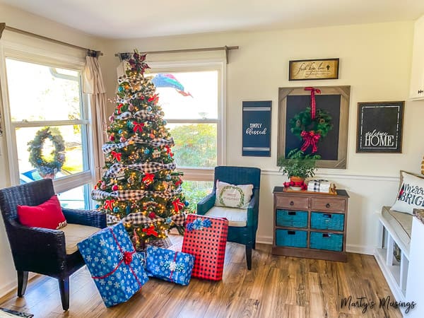 Árvore de Natal com decorações azuis e vermelhas
