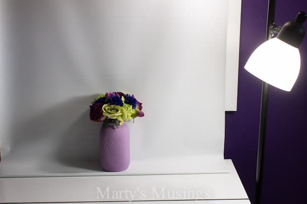 Um vaso de flores em uma mesa