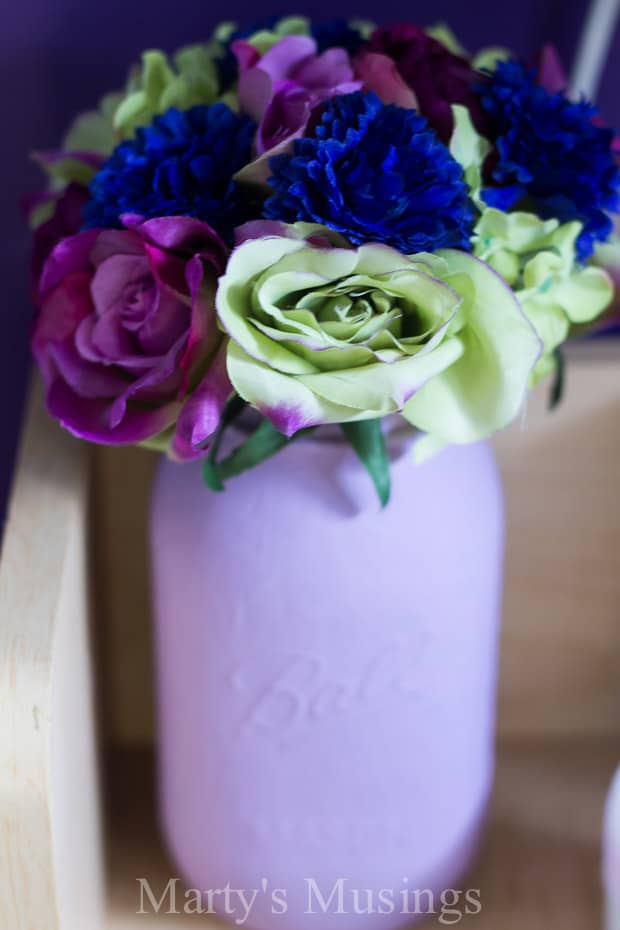 Um vaso cheio de flores roxas