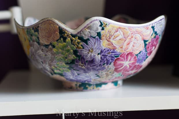 Um vaso de flores em uma mesa