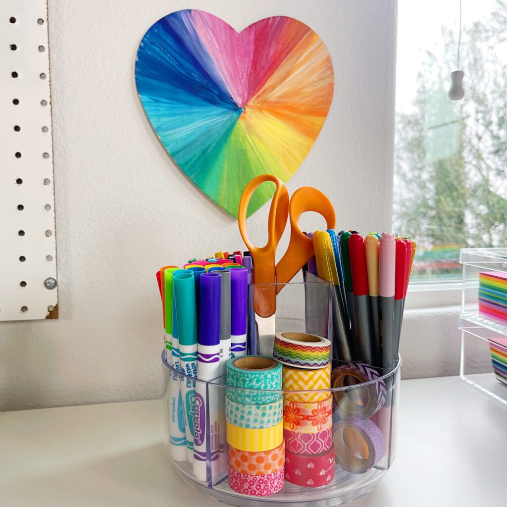 Organizando materiais de artesanato com um girador de maquiagem