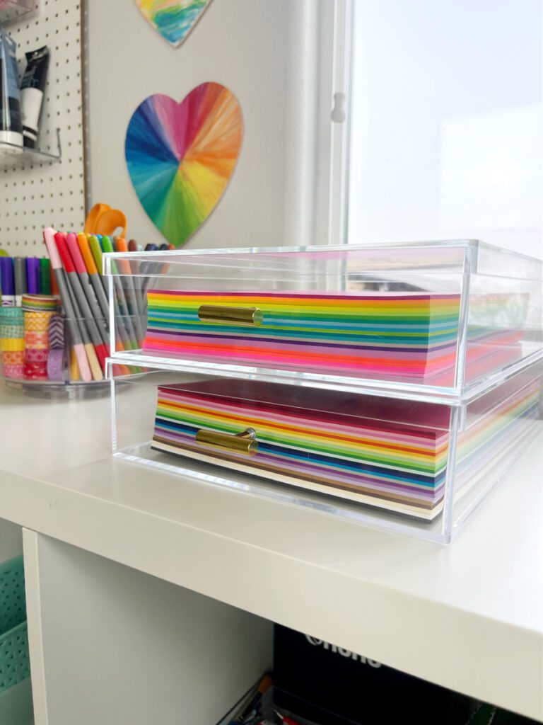 Ideia de armazenamento de papel para um quarto de artesanato utilizando caixas acrílicas
