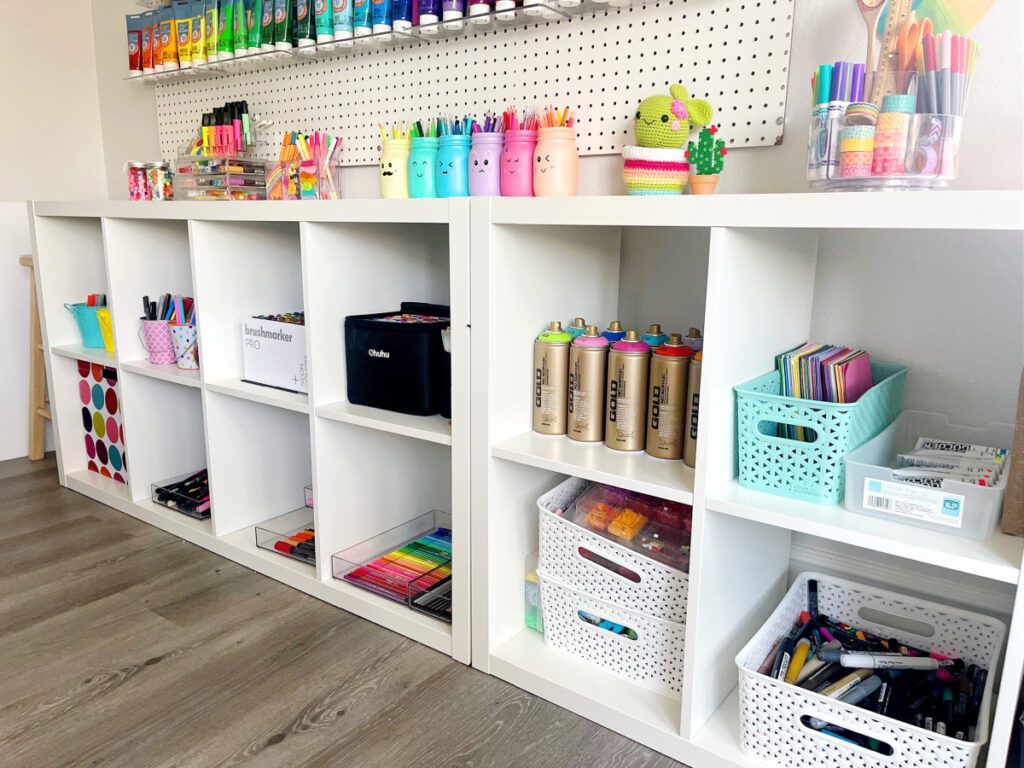 Organização de espaço de artesanato com prateleiras quadradas IKEA