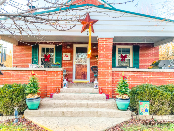 Casa em estilo craftsman decorada para o Natal em cores vermelha e verde